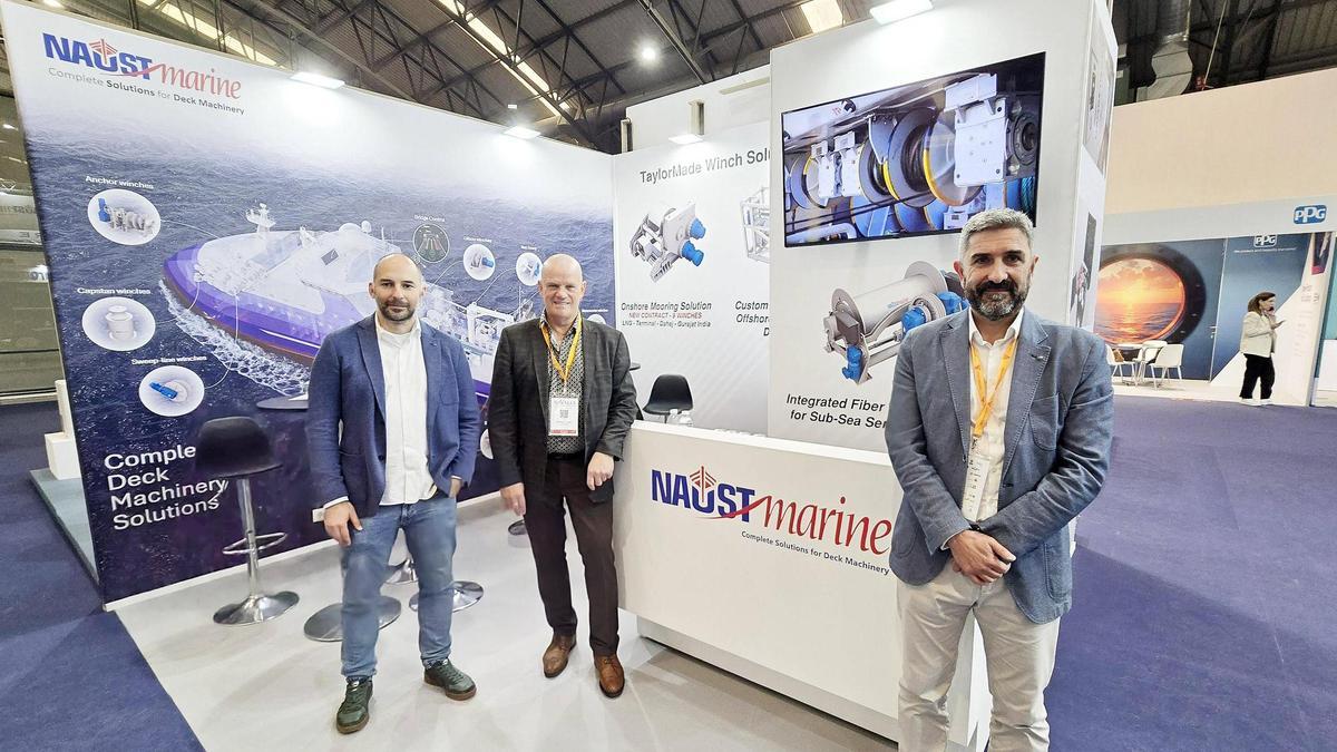 El expositor de Naust Marine en la feria Navalia. A la derecha, Ramón Carreira.