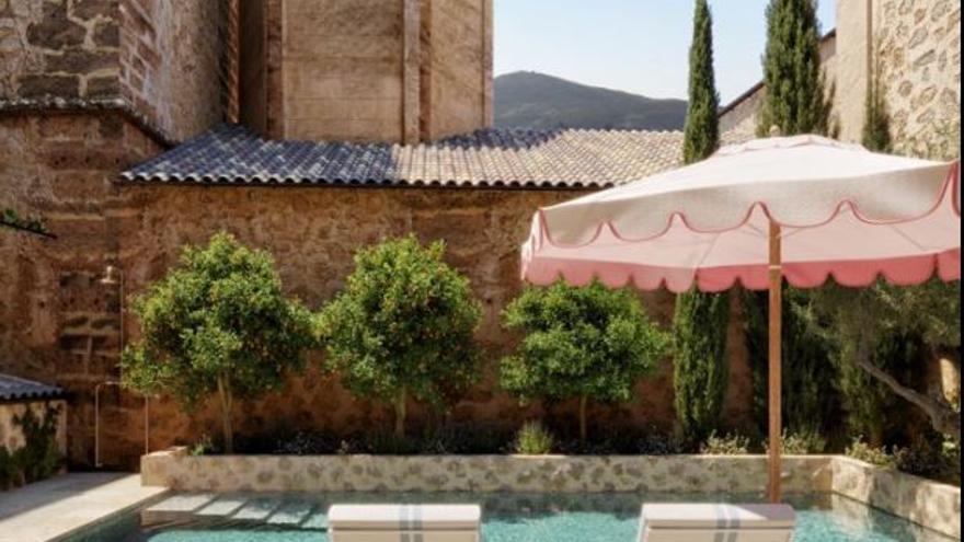 VIDEO | Construyen una piscina en uno de los muros laterales de la iglesia de Fornalutx