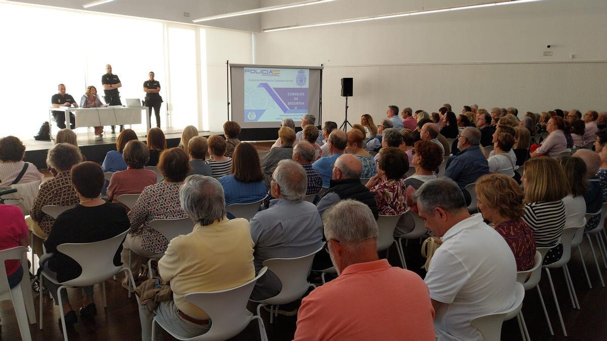 El público llenó la Sala Cívica del Antic Mercat.
