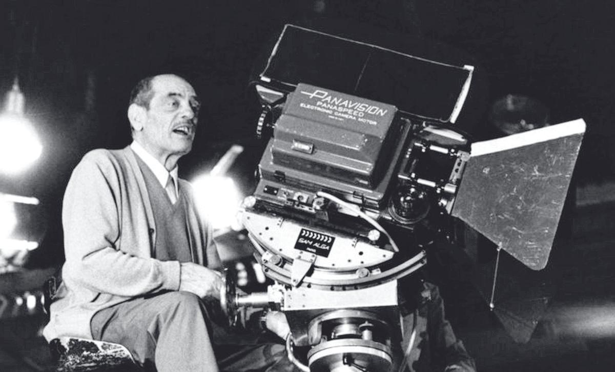 Luis Buñuel maneja la cámara en el rodaje de una de sus películas.