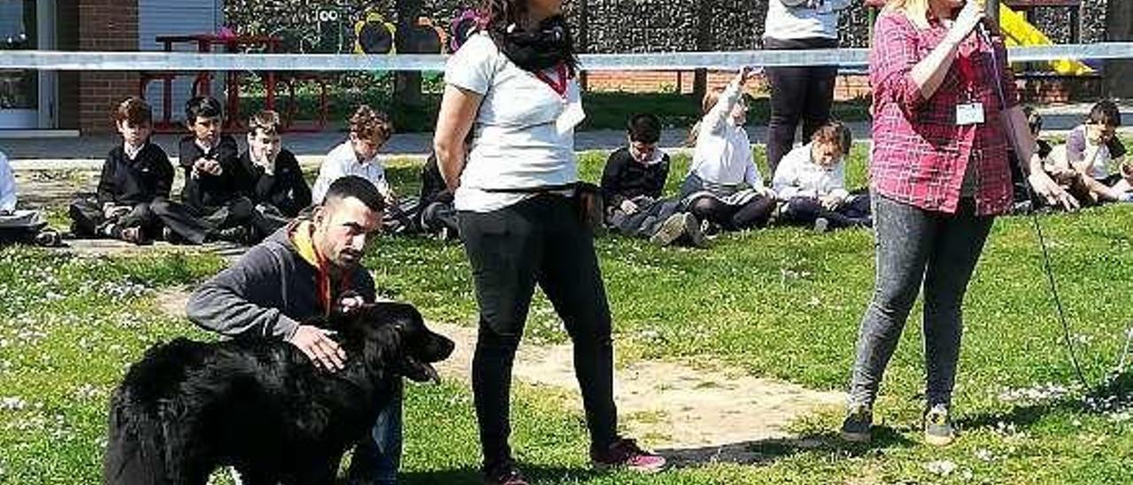 Alberto Castañedo, Leticia Casielles, Patricia Castellanos y &quot;Bruno&quot;.