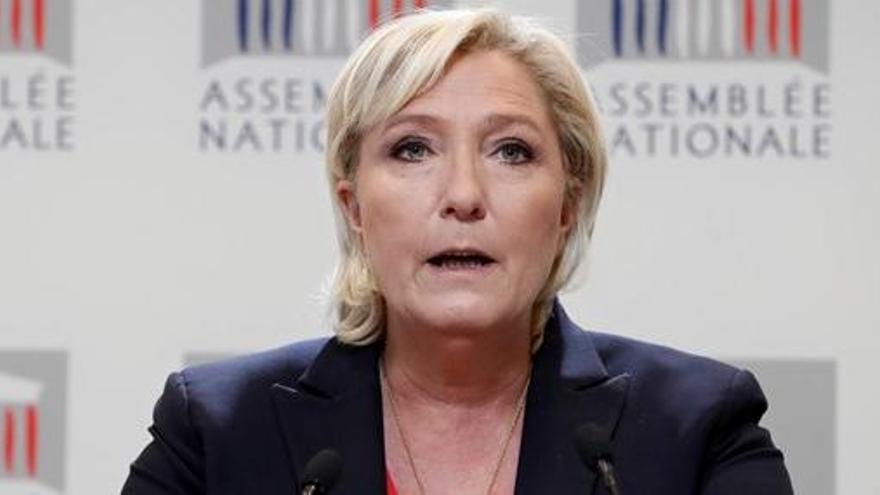 Marine Le Pen, investigada por difundir imágenes violentas.