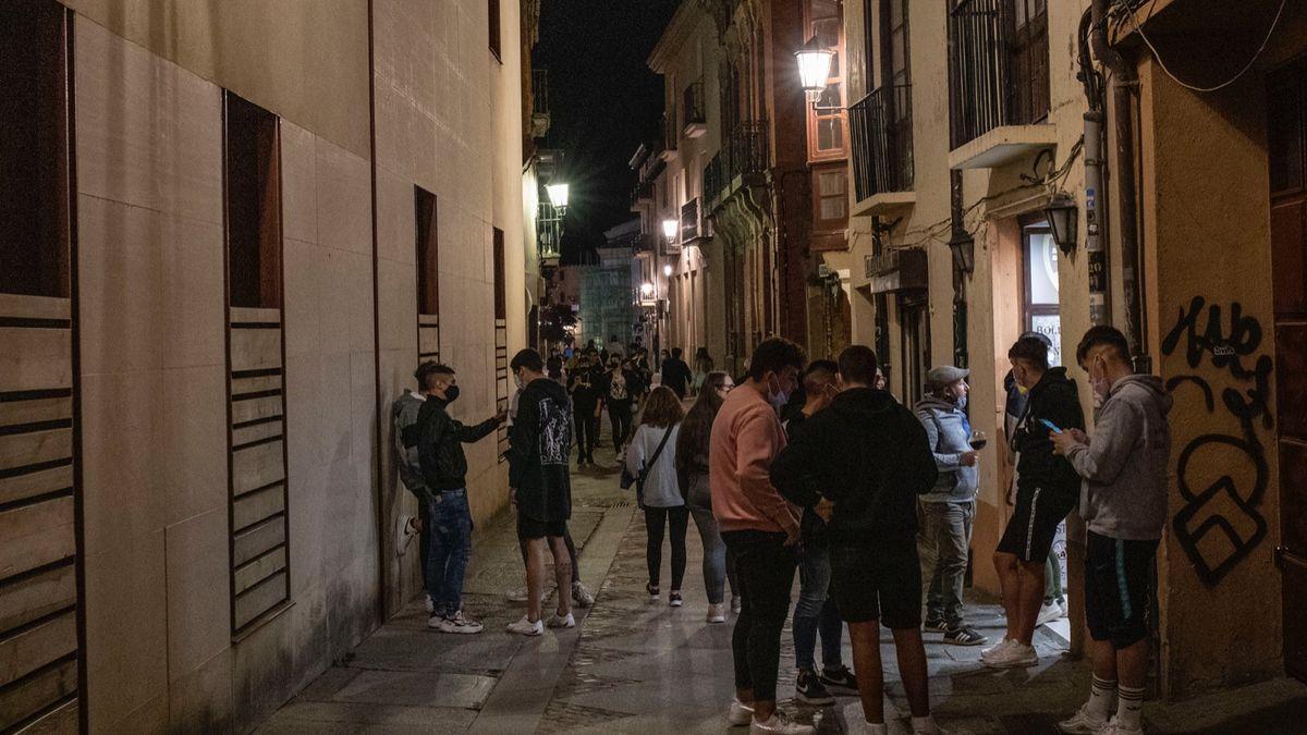 Jóvenes por las calles de Zamora pasadas las 12 horas, ya sin el estado de alarma.
