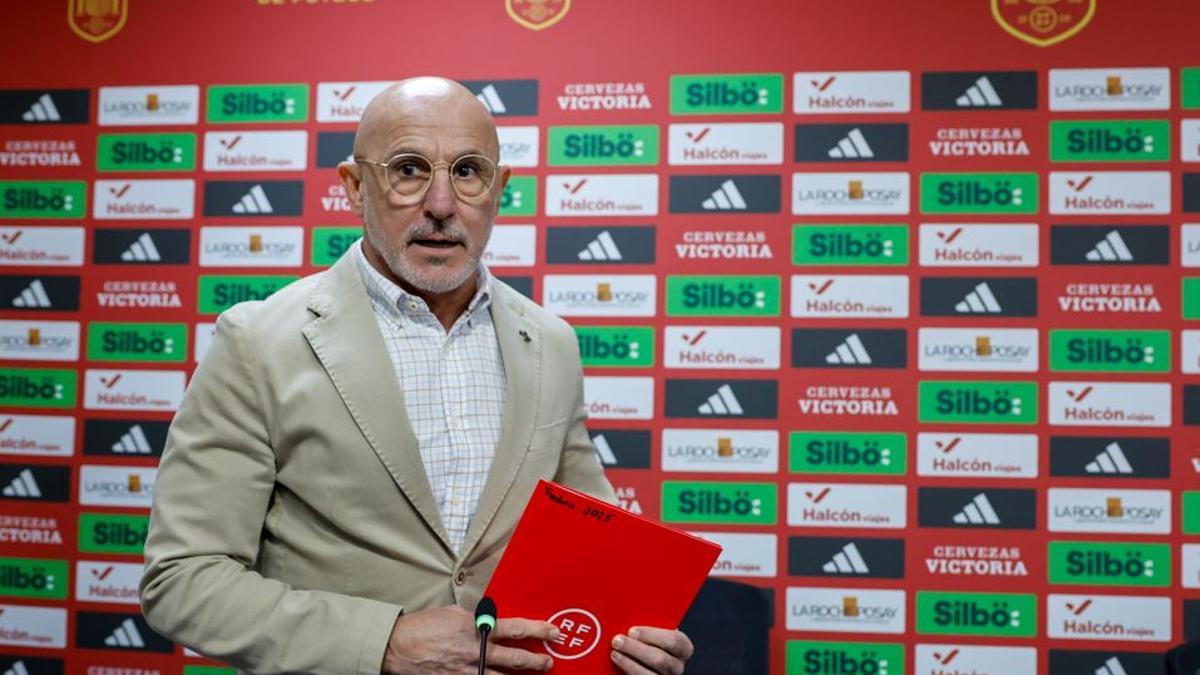Luis de la Fuente ayer con la lista de convocados para el partido de la Roja en Mestalla.
