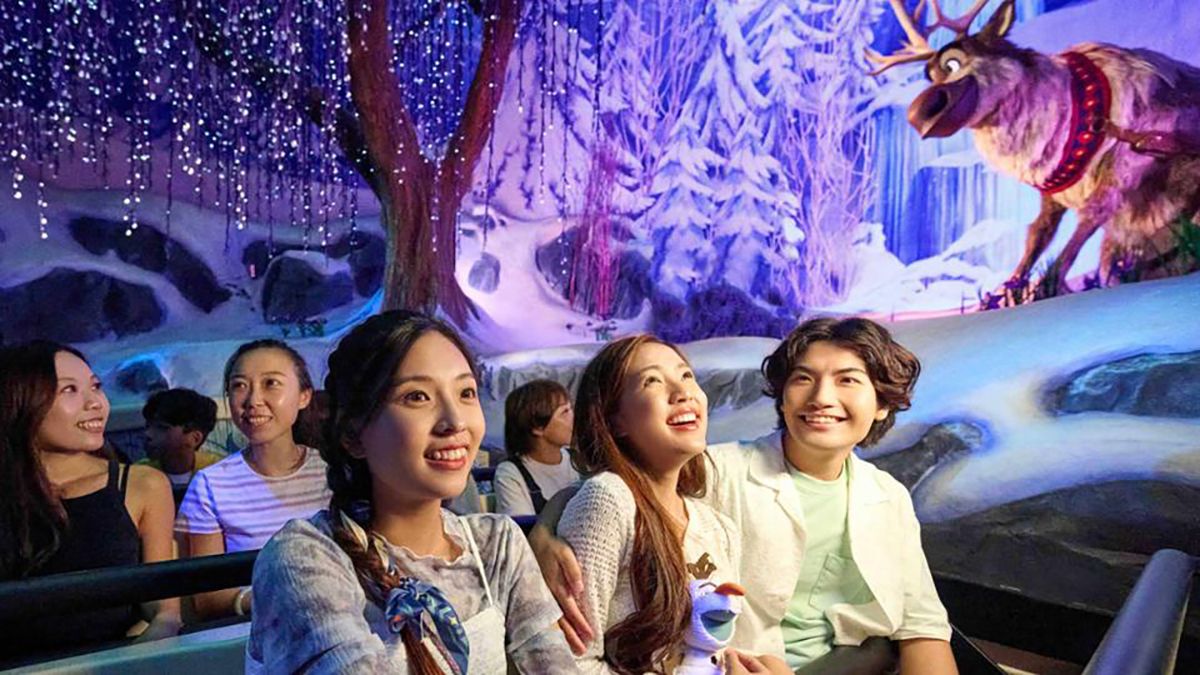 Visitantes embarcados en Frozen Ever After, el crucero musical que recorre Arendelle desde sus muelles hasta el Palacio de Hielo en World of Frozen.
