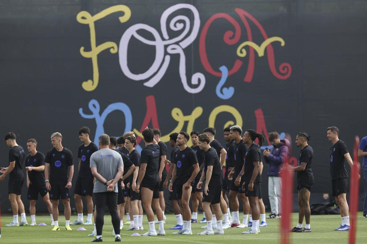 La plantilla del Barça, en los compases iniciales del entrenamiento de este viernes.