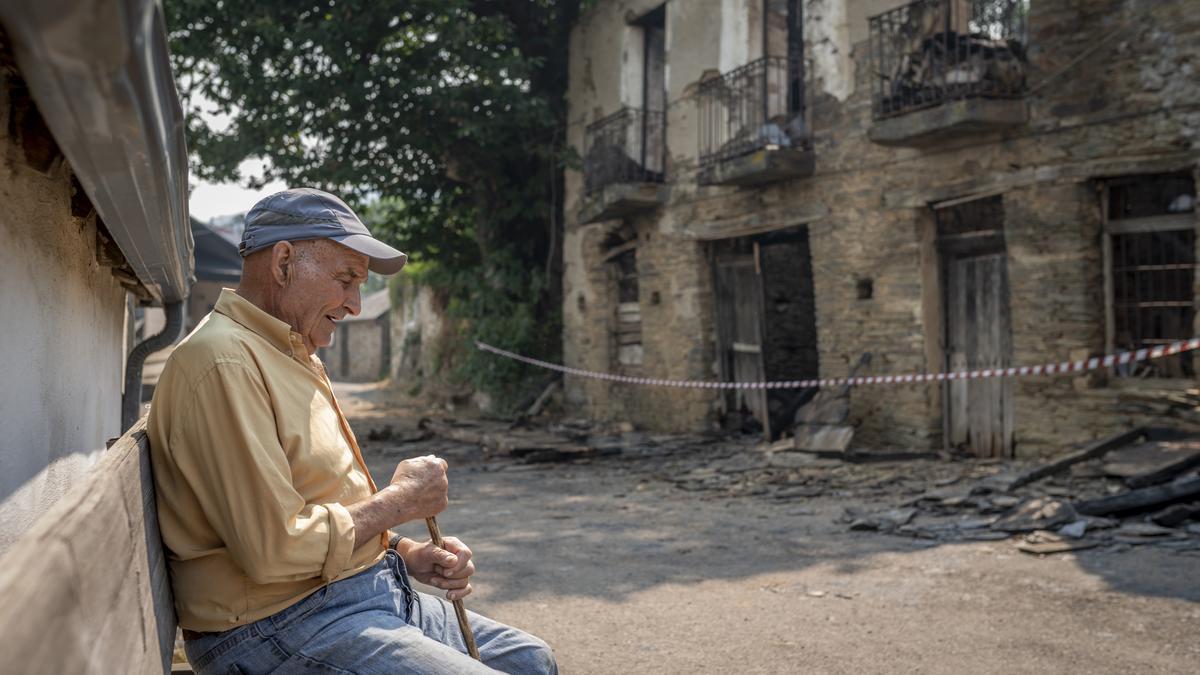 Enrique, sentado frente a su casa destrozada. //BRAIS LORENZO