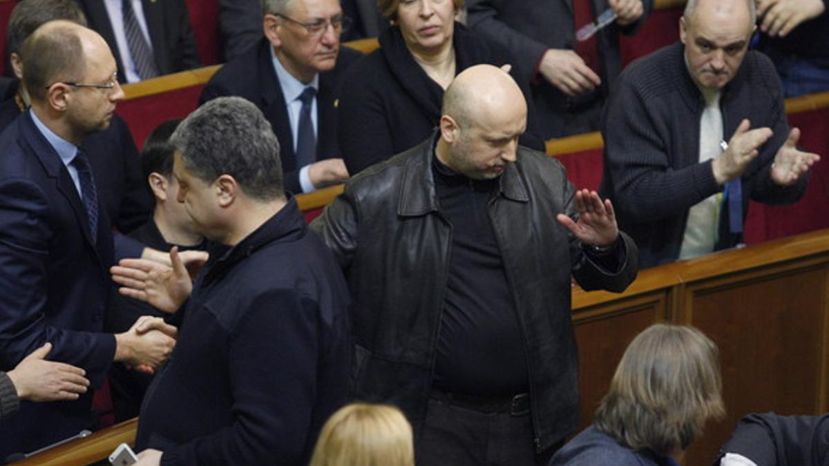 Aleksander Turchinov, en el centro de la imagen, ha sido nombrado presidente en funciones de Ucrania