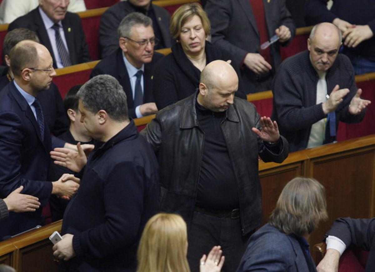 Aleksandr Turtxínov, al centre de la imatge, ha estat nomenat president en funcions d’Ucraïna.