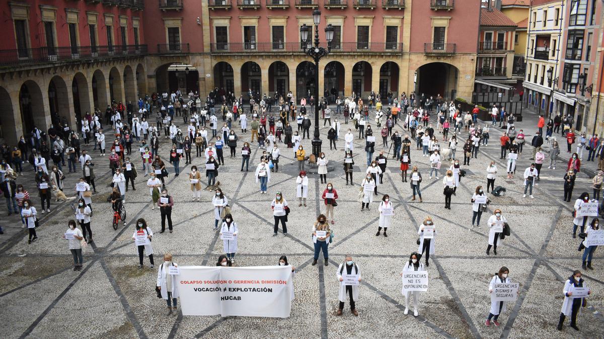 Protesta de sanitarios frente al Ayuntamiento de Gijón