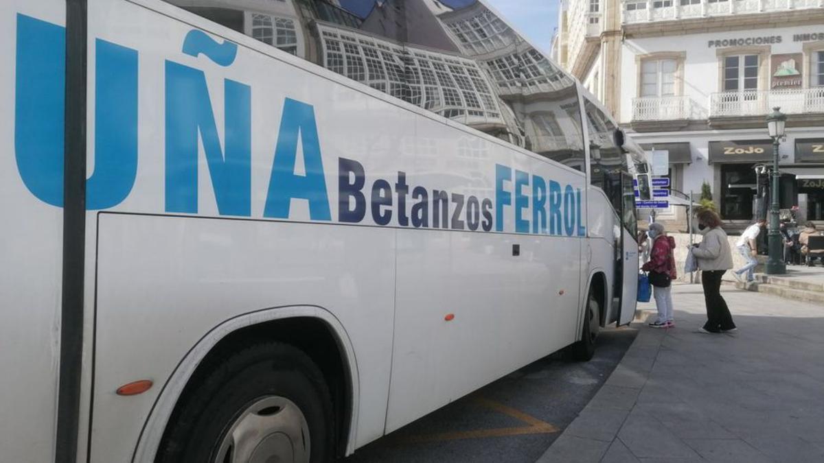 Un autobús en la parada de Betanzos.   | // LA OPINIÓN