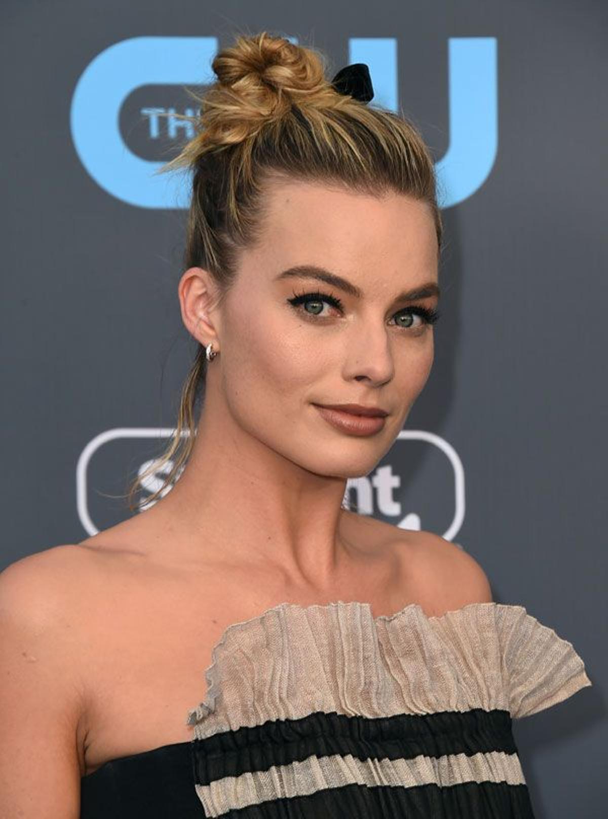 Critics' Choice Awards 2018: Margot Robbie con vestido de Chanel y moño alto