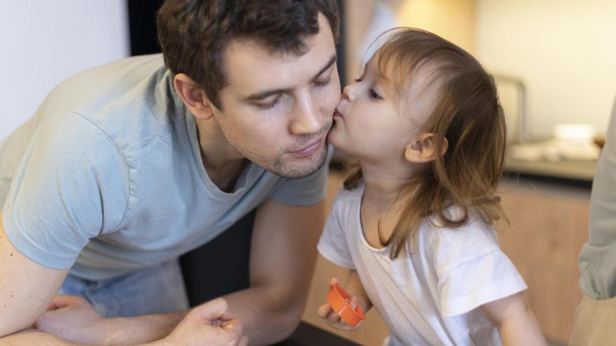 Por qué no debes obligar a tus hijos a dar besos a la familia