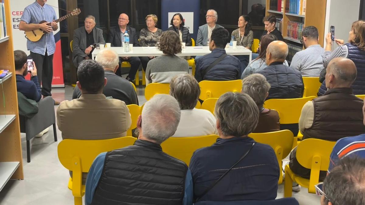 Presentación del libro "Lo que el agua no se llevó", fruto de un taller psicoemocional de Cruz Roja en Catarroja.