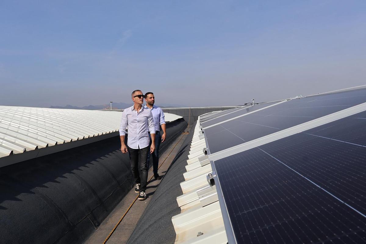 El concejal de Medio Ambiente, Jorge Vidal, y el alcalde de Sagunt, Darío Moreno, durante una visita a las placas solares del pabellón polideportivo.