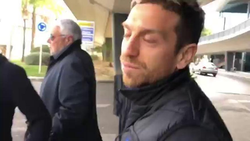 El Papu Gómez llama payaso a un periodista en el aeropuerto de València