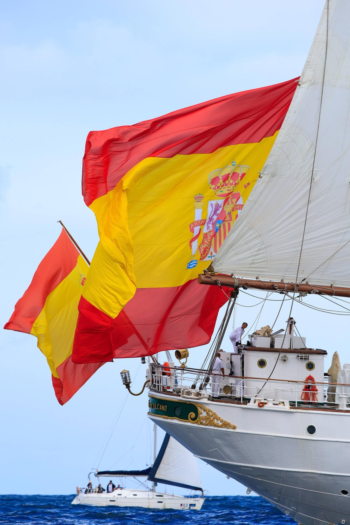 En imágenes: así se despidieron más de 40 embarcaciones del "Elcano" y la "Blas de Lezo" surcando la costa de Gijón