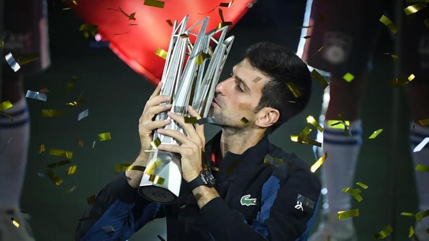 Djokovic besa su trofeo tras el triunfo.