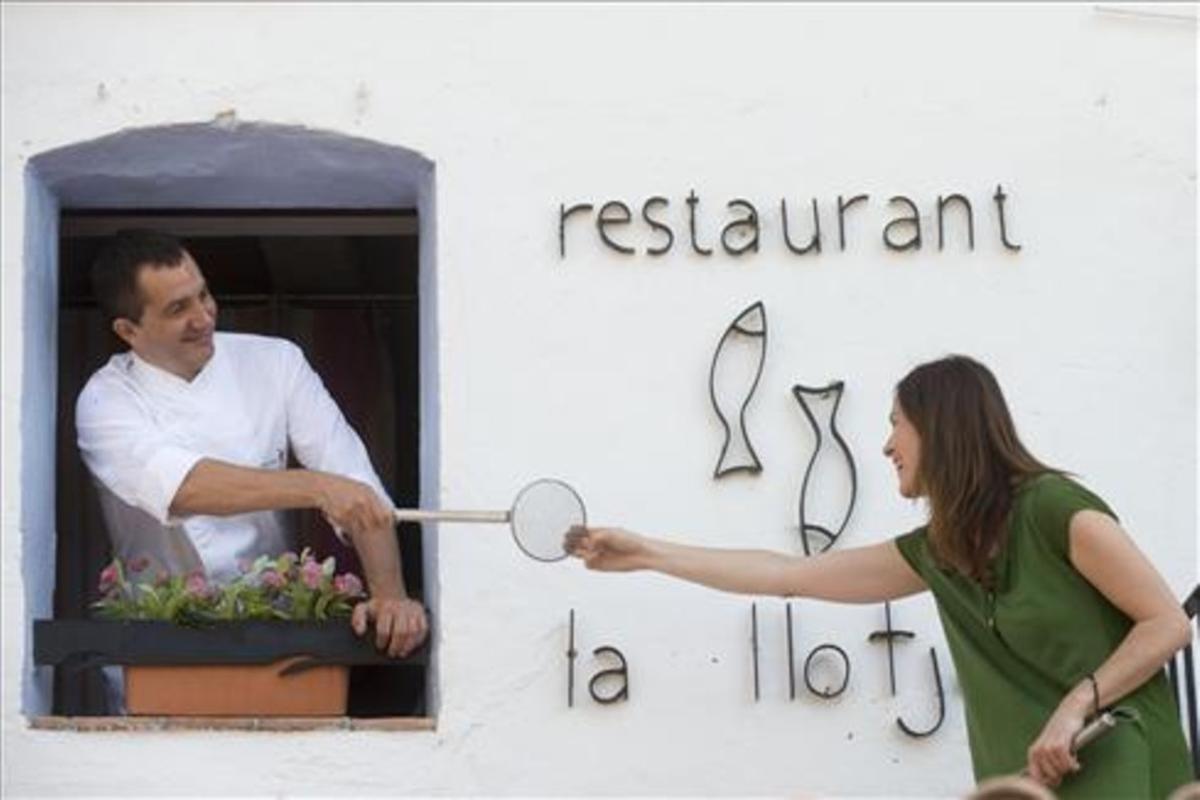 Marc Miró y Violant Rojas,  en la fachada de La Llotja. Foto: Joan Revillas