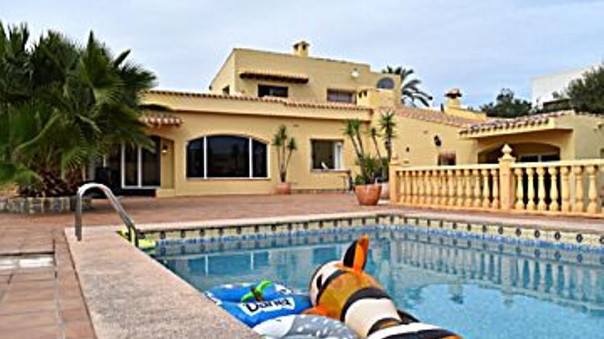 575.000 € Venta de casa en Alicante Capital (Alicante) 1560 m2, 3 habitaciones, 2 baños, 369 €/m2...