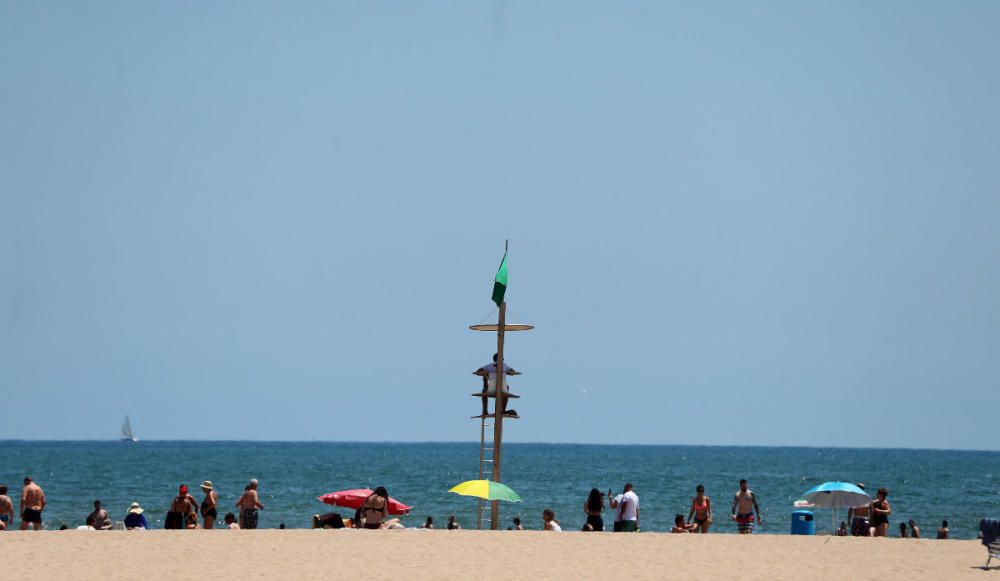 Primer día tras el estado de alarma: playas, centros comerciales y vuelos en Manises