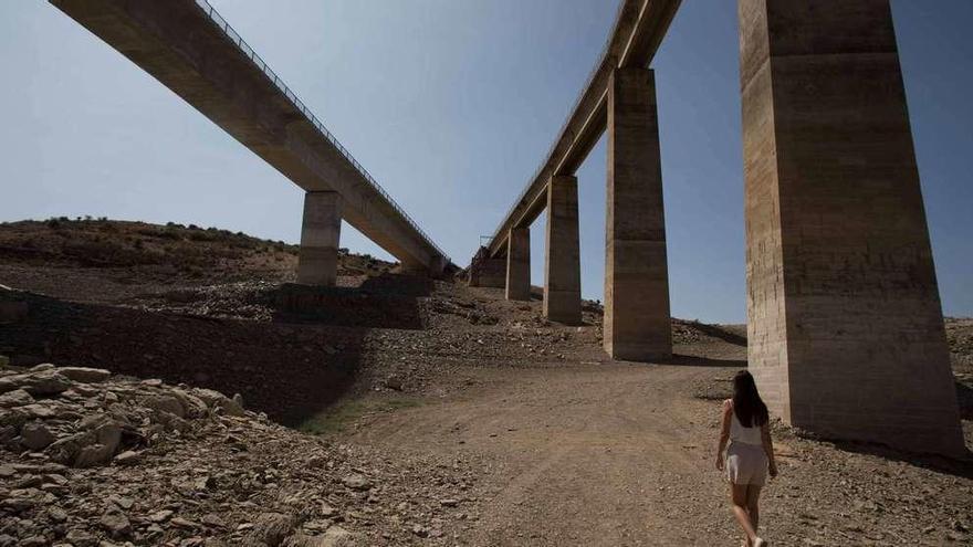 El embalse de Ricobayo bajo los puentes de Manzanal, totalmente seco.