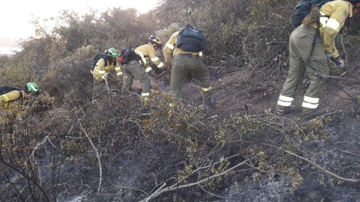 El Infoca da por controlado el incendio forestal en Villaviciosa de Córdoba