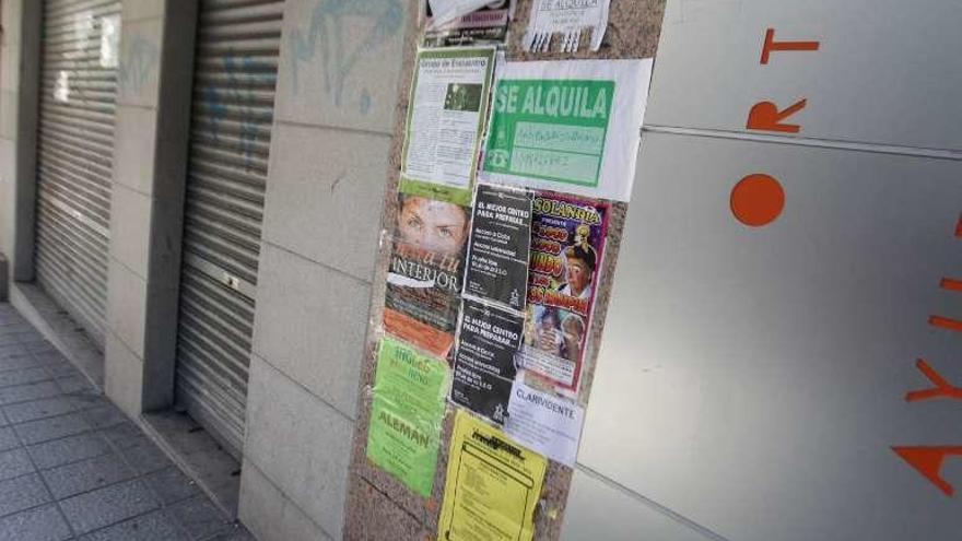 Algunos carteles colocados en fachadas de la ciudad. // Jesús Regal