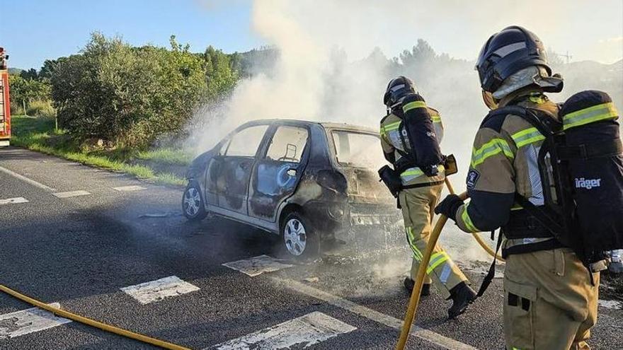 Huele a quemado, sale corriendo del coche y éste arde en la carretera de Sant Antoni