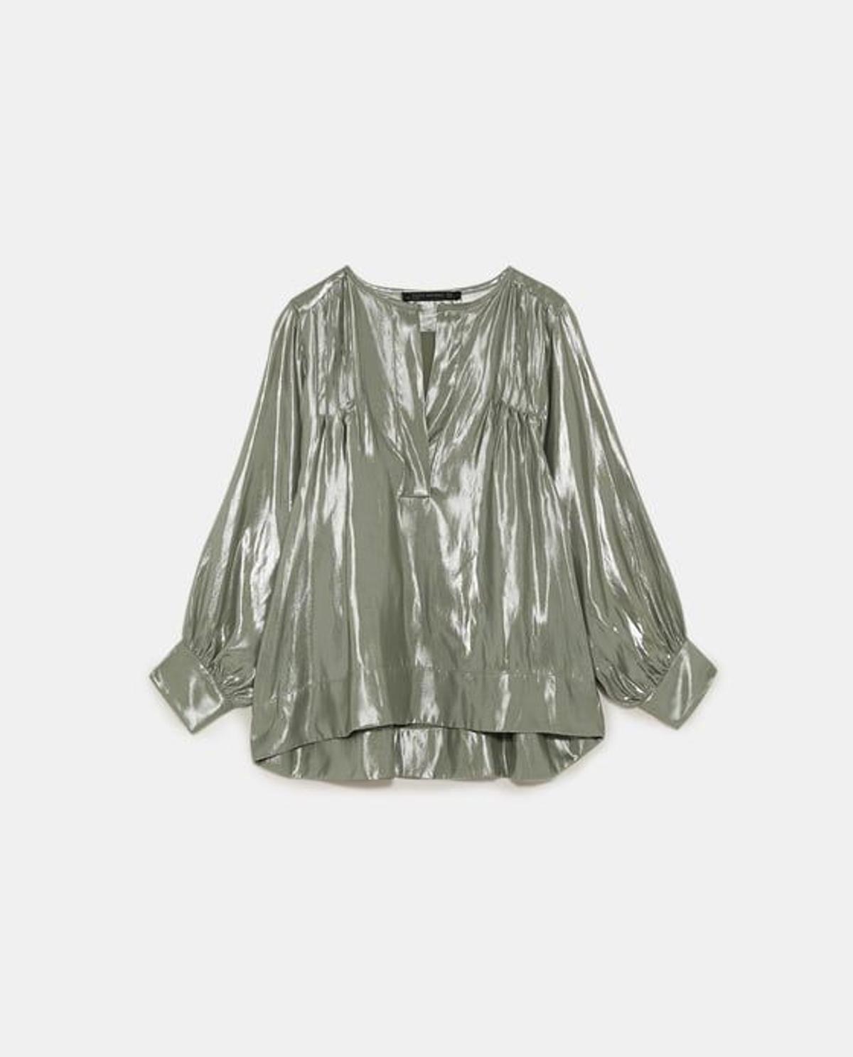 Blusa de efecto metalizado de Zara. (Precio: 39, 95 euros)