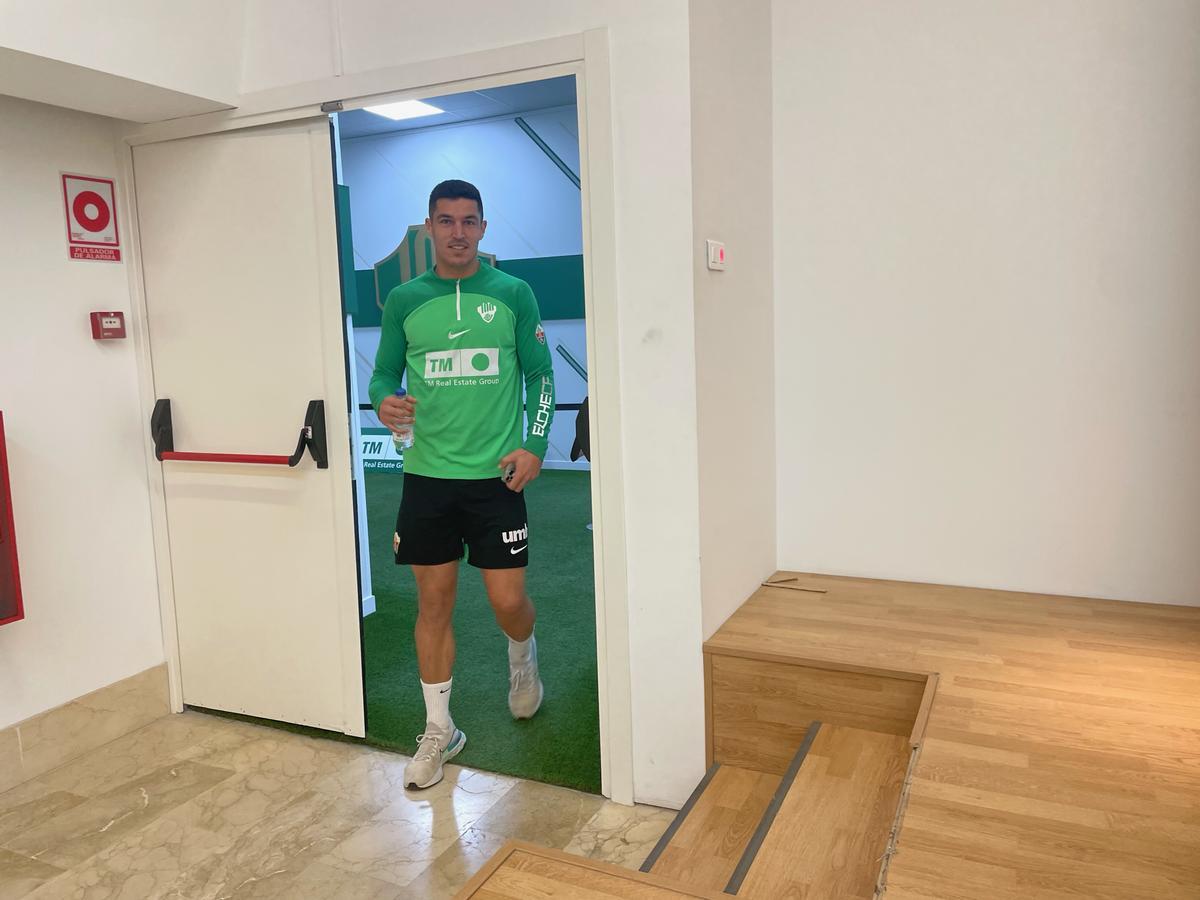 El defensor del Elche Diego González, entrando en la sala de Prensa hoy