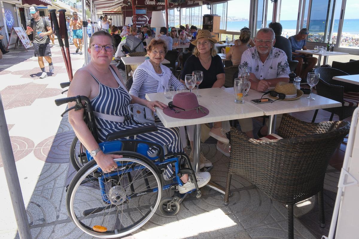 Fabianne Ray, a la izquierda, las hermanas Marie y Göelle Favre y su marido, Bertrand, que son de Suiza.