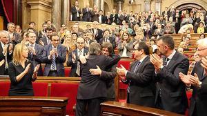 Aplaudiment per a Artur Mas en l’inici del ple d’investidura de Carles Puigdemont.