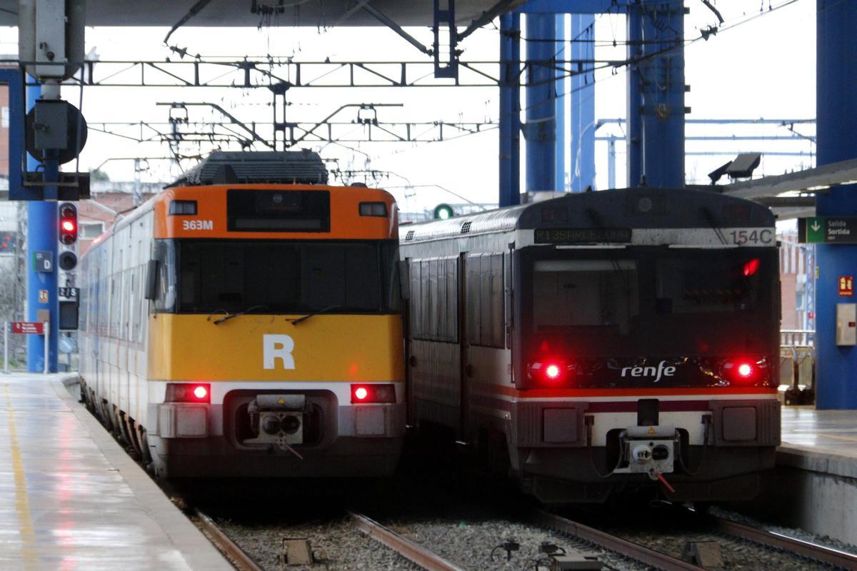 Un tren de la RL3 i un altre de la R13 es creuen a l'estació de Lleida-Pirineus