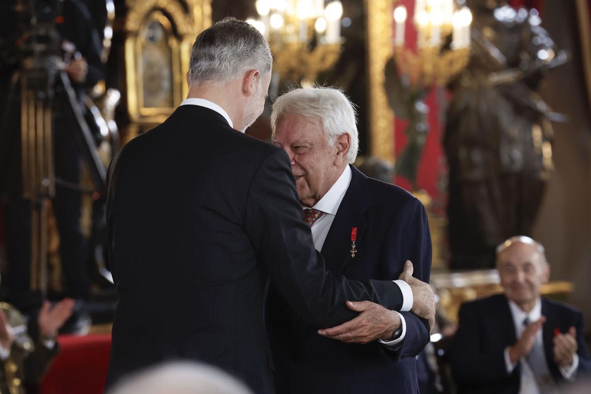 El expresidente del Gobierno Felipe González (d) recibe el Toisón de Oro de manos del rey Felipe VI este viernes. EFE/JJ Guillén