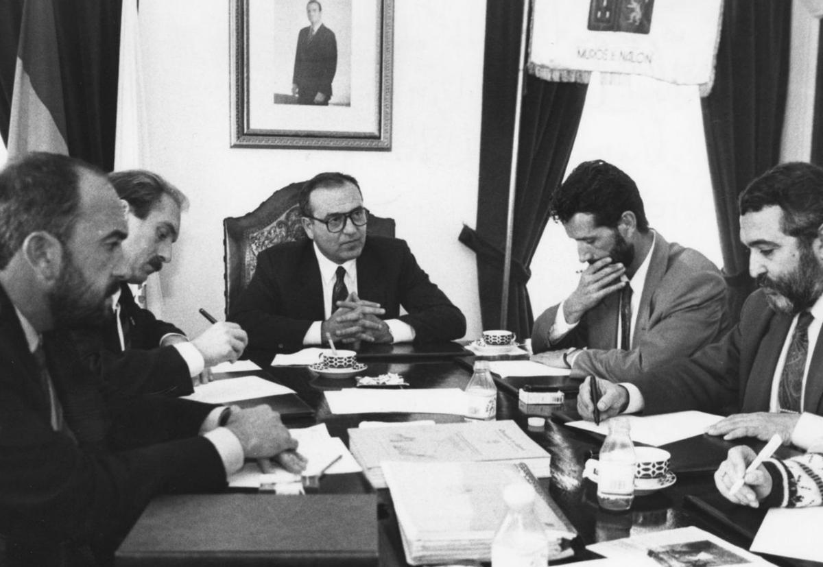 Jaime Menéndez, a la izquierda, durante una reunión en los noventa con Rodríguez Vigil, al fondo, como poresiudente de l Princiupado.