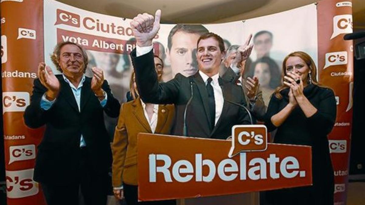Rivera, acompañado de otros miembros de Ciutadans, muestra su satisfacción por los resultados, ayer.