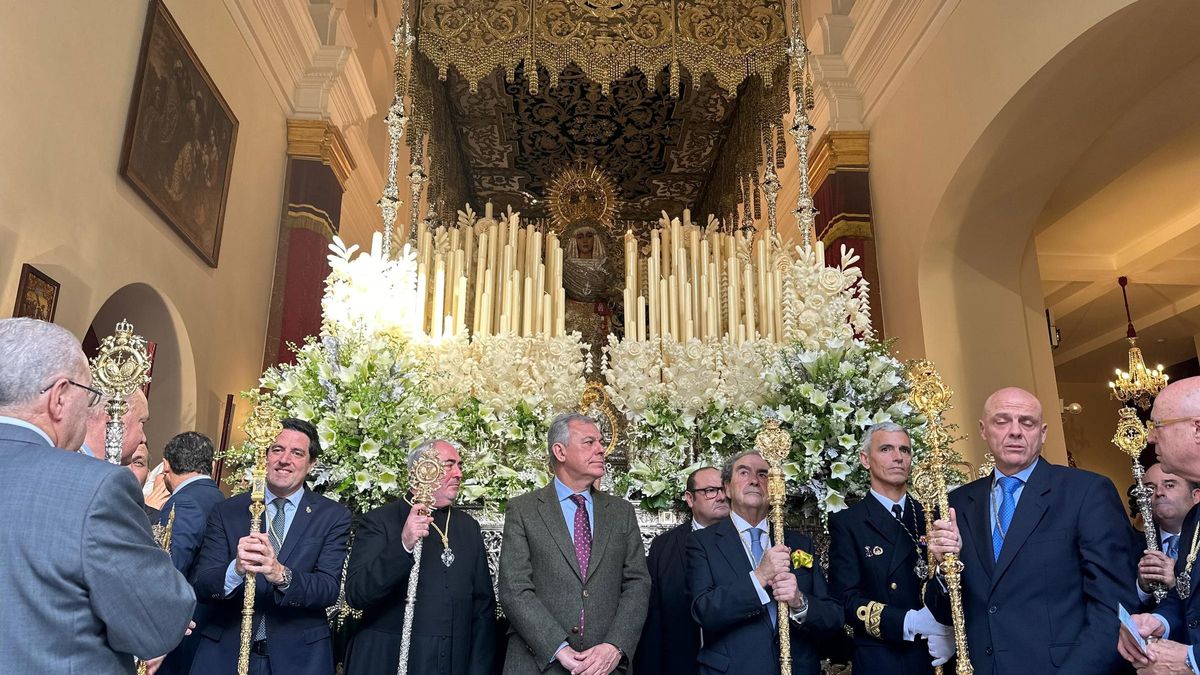 El Hermano Mayor de la Hermandad de la Macarena, Jose Sntonio Fernandez Cabrera y el Alcalde de Sevilla, Jose Luis Sanz, presiden el paso junto a Sergio Sopeña, hermano mayor de la Hermandad de la Esperanza de Triana.