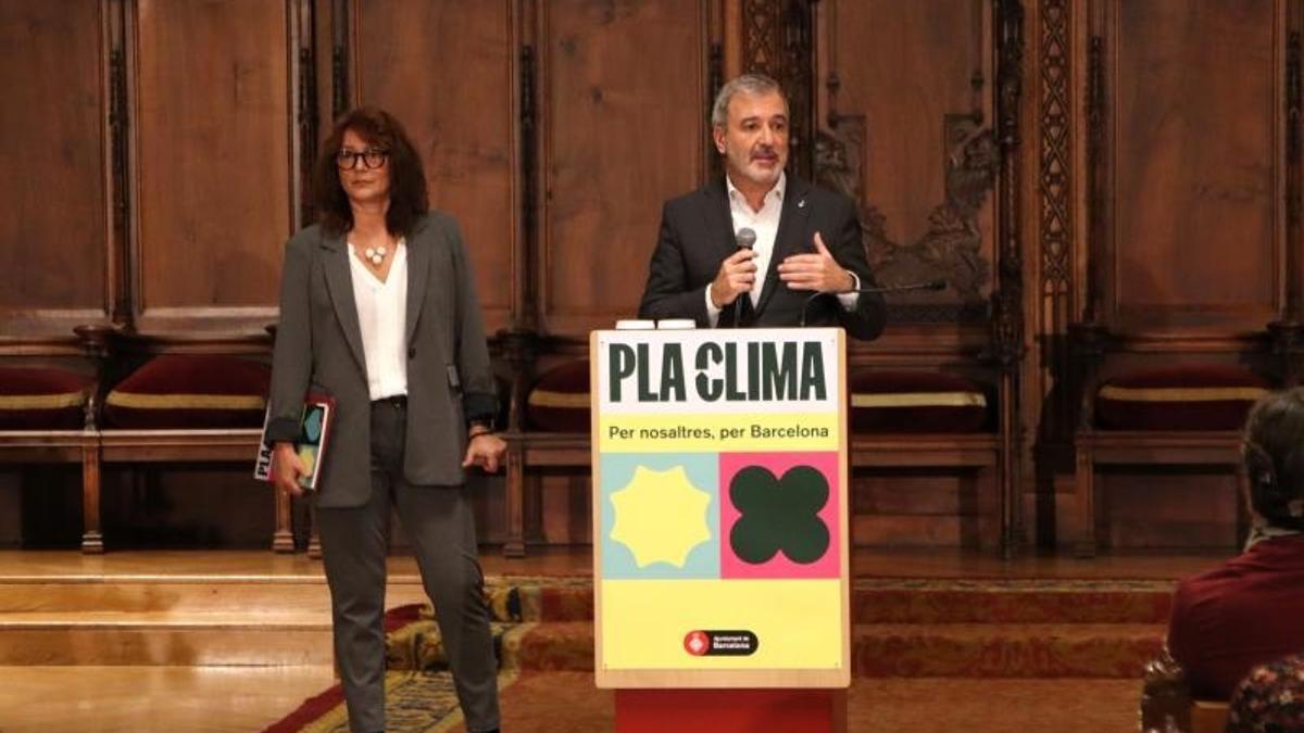 El alcalde de Barcelona, Jaume Collboni, y la primer teniente de alcalde, Laia Bonet, presentan el Pla Clima.