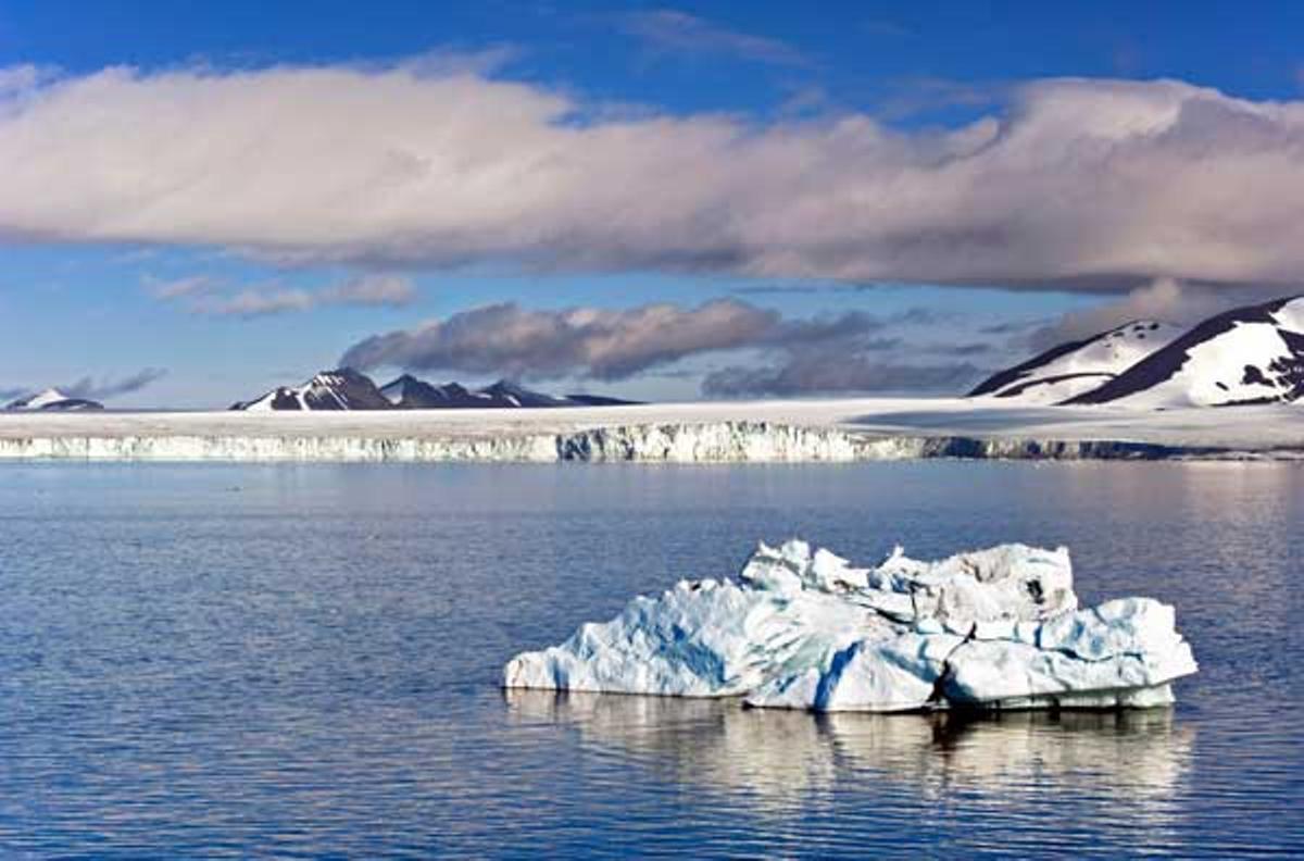 Pequeño fiordo de Hornsund en las islas noruegas de Svalbard. Pequeño fiordo de Hornsund en las islas noruegas de Svalbard.