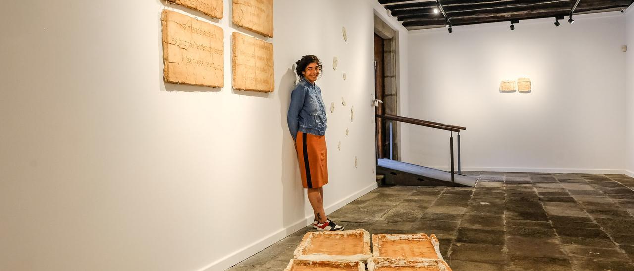 La artista Davinia Jiménez junto a una de las obras de la exposición &#039;Réquiem&#039; en la Casa-Museo León y Castillo