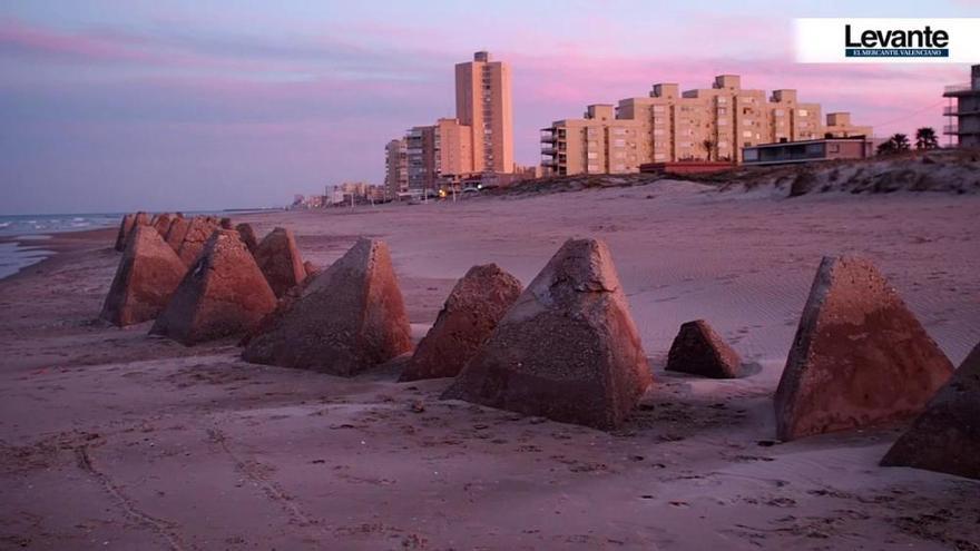 Las pirámides emergen en la playa de El Perellonet