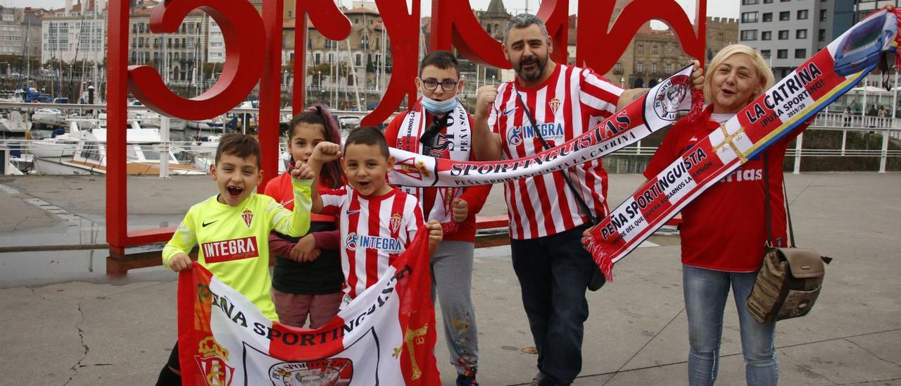 La Catrina, a tope. Por la izquierda, Andrés y Alejandra del Busto, Íker, Daniel y Pedro Riesco y Begoña Valcárcel, ayer, junto a  las “Letronas”, en el puerto deportivo de  Gijón. | Pablo Solares