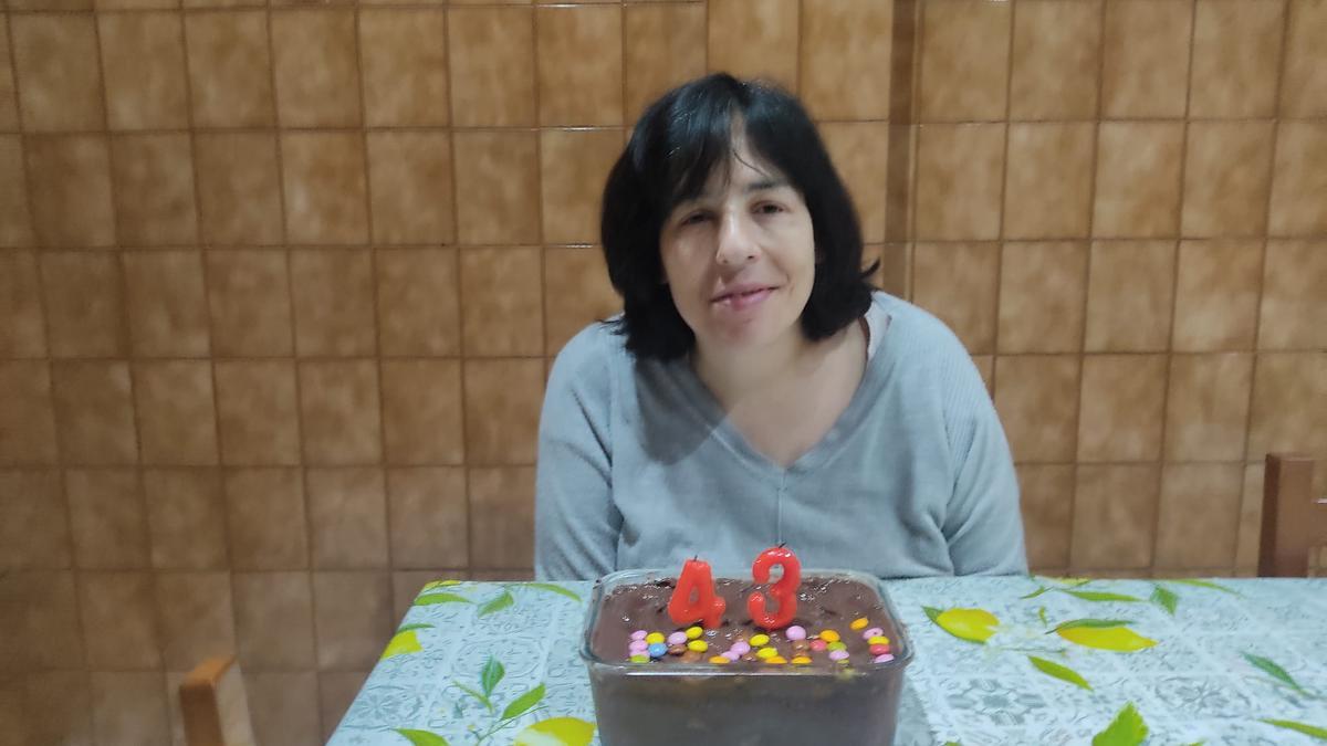 María Varela el pasado lunes con su tarta de 43 cumpleaños.