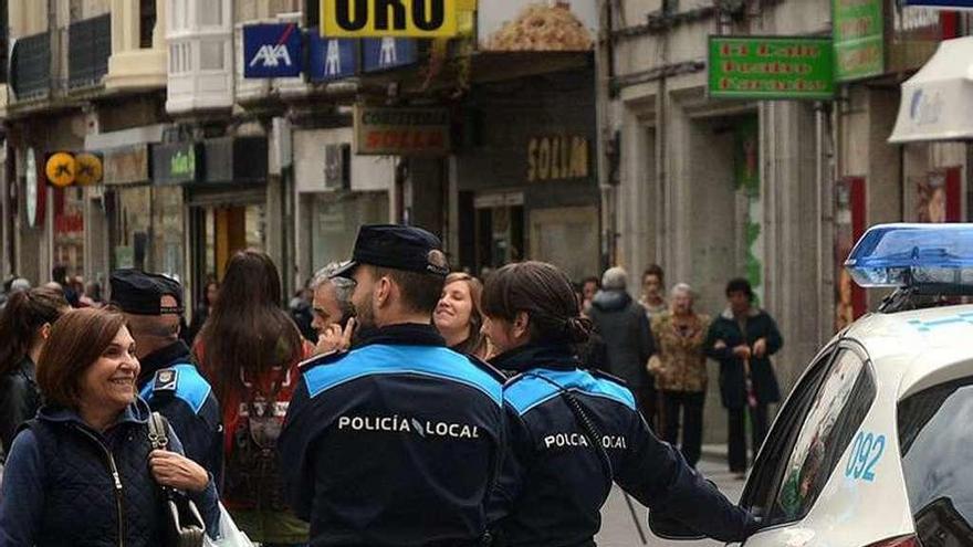 Agentes de la Policía Local, en la calle. // Rafa Vázquez
