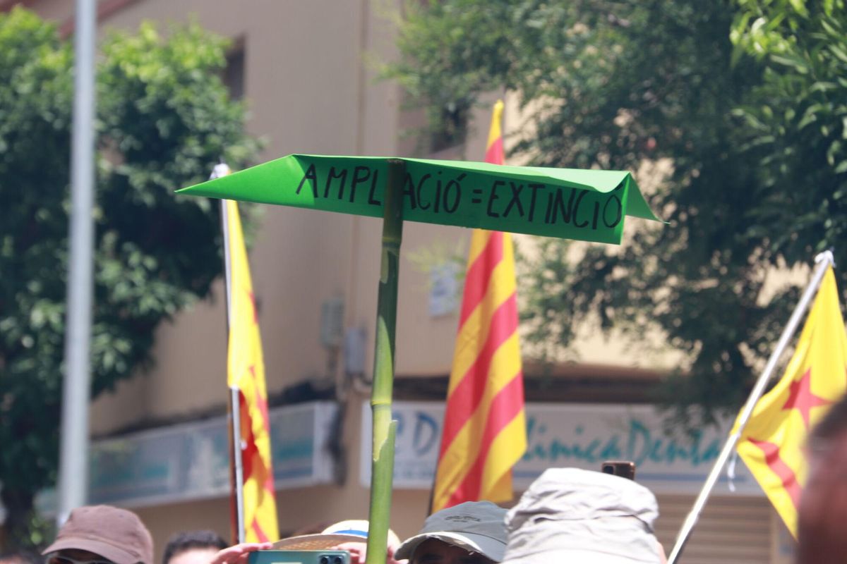 Detall d’un avió de paper a la manifestació del Prat contra l’ampliació de l’aeroport.