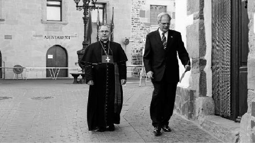 El cura de Vilafamés, vestido de traje, junto al obispo, Casimiro López, en septiembre en el 400 aniversario de la parroquia.