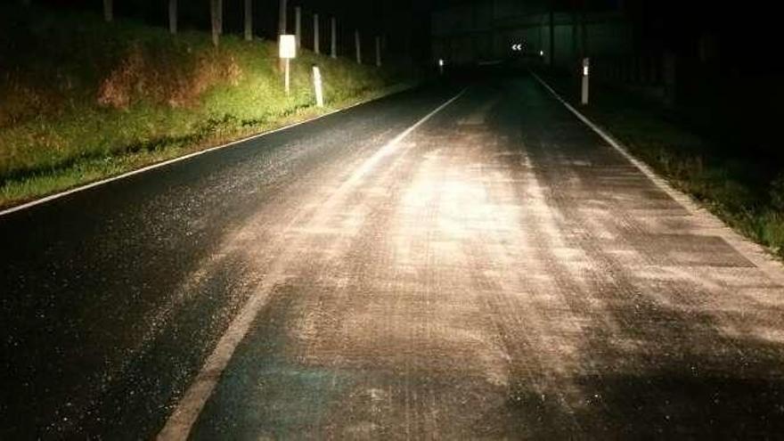 Vertido de arena detectado ayer en la carretera de Paradela.