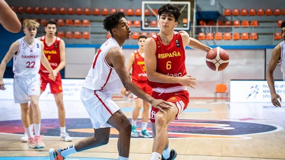 Lucas Langarita trata de penetrar a canasta ante la defensa de un jugador de Dinamarca en el primer partido del Europeo sub-18.