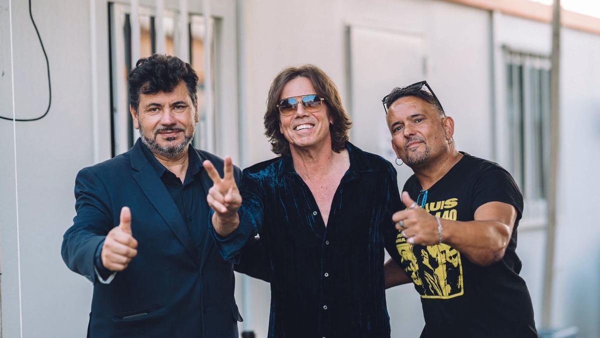 El alcalde de Meaño, el vocalista y principal compositor de Europe, Joey Tempest, y Virvi Fraga.
